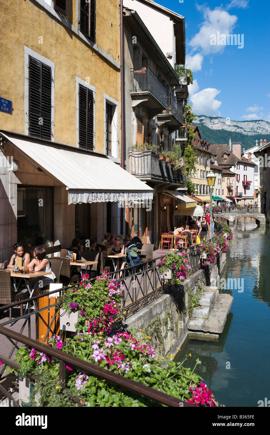Am Ufer Café auf dem Canal du Thiou mit Blick auf den See, Quai de l ' Ile, Annecy, Französische Alpen, Frankreich Stockfoto