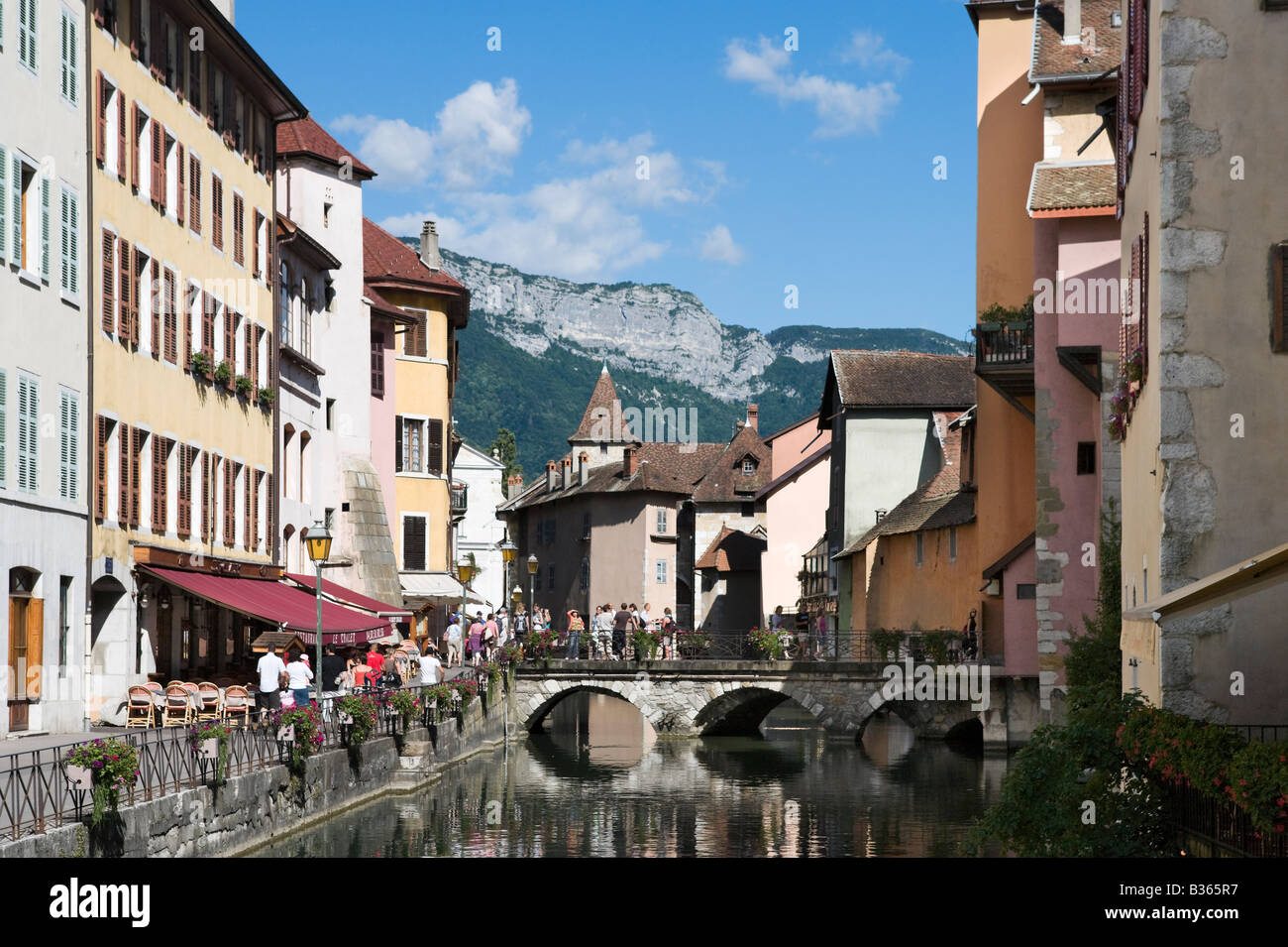 Blick von einer Brücke über den Canal du Thiou mit Blick auf den See Annecy, Französische Alpen, Frankreich Stockfoto