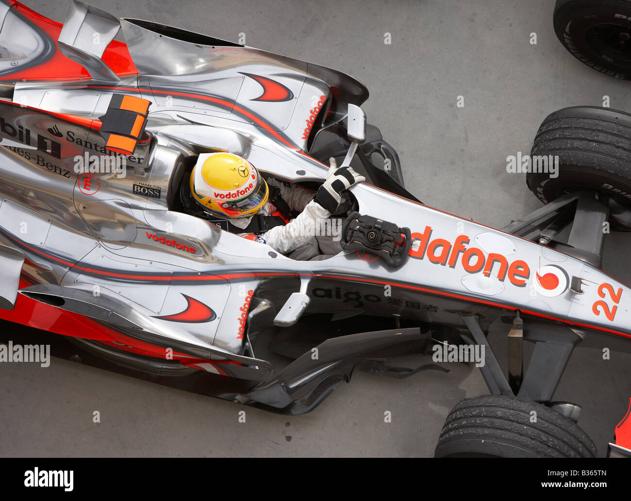 Lewis Hamilton für McLaren-Mercedes bereitet sich auf sein Auto nach dem 2008 Bahrain F1 Formel 1 Grand Prix beenden Stockfoto