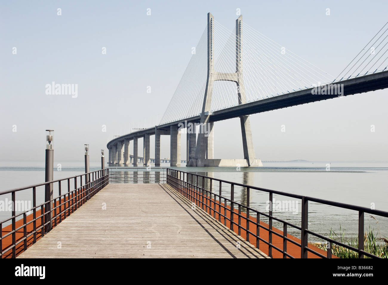 Deck mit Blick auf Vasco da Gama Brücke, Tejo, Lissabon, Portugal Stockfoto