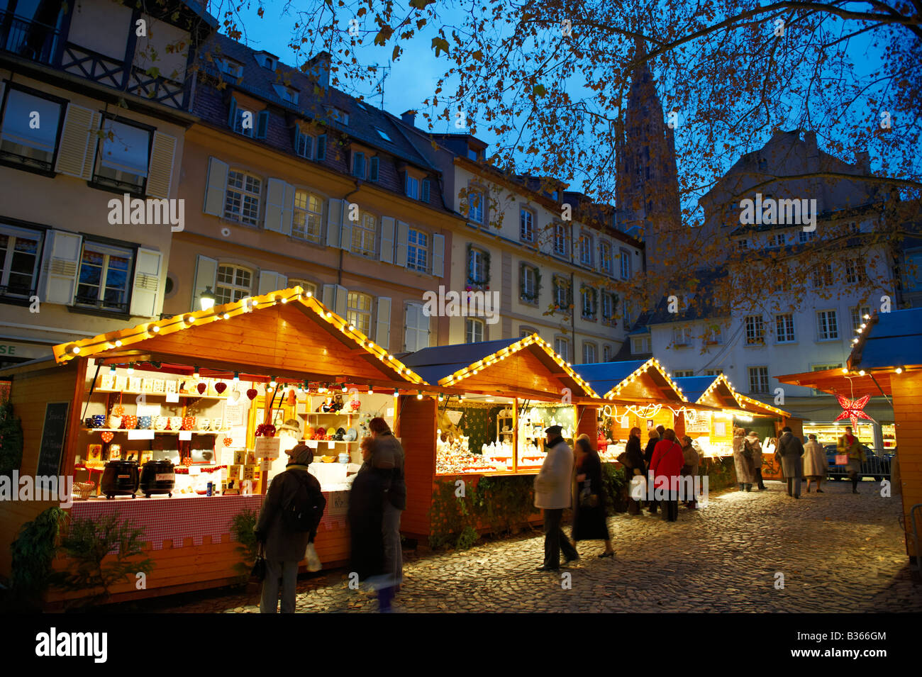 Weihnachtsmarkt in der Dämmerung - Strasbourg-Frankreich Stockfoto