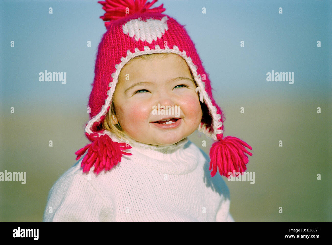 Porträt von netten jungen Mädchen tragen rosa Wollmütze und lächelnd Stockfoto