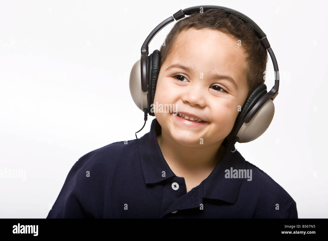 Junge Musik mit Kopfhörern auf hellem Hintergrund Stockfoto