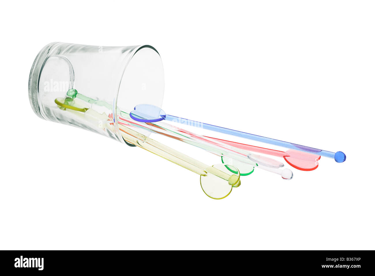 Farbe Kunststoff Swizzle-Sticks verschüttet aus Glas auf weißem Hintergrund Stockfoto