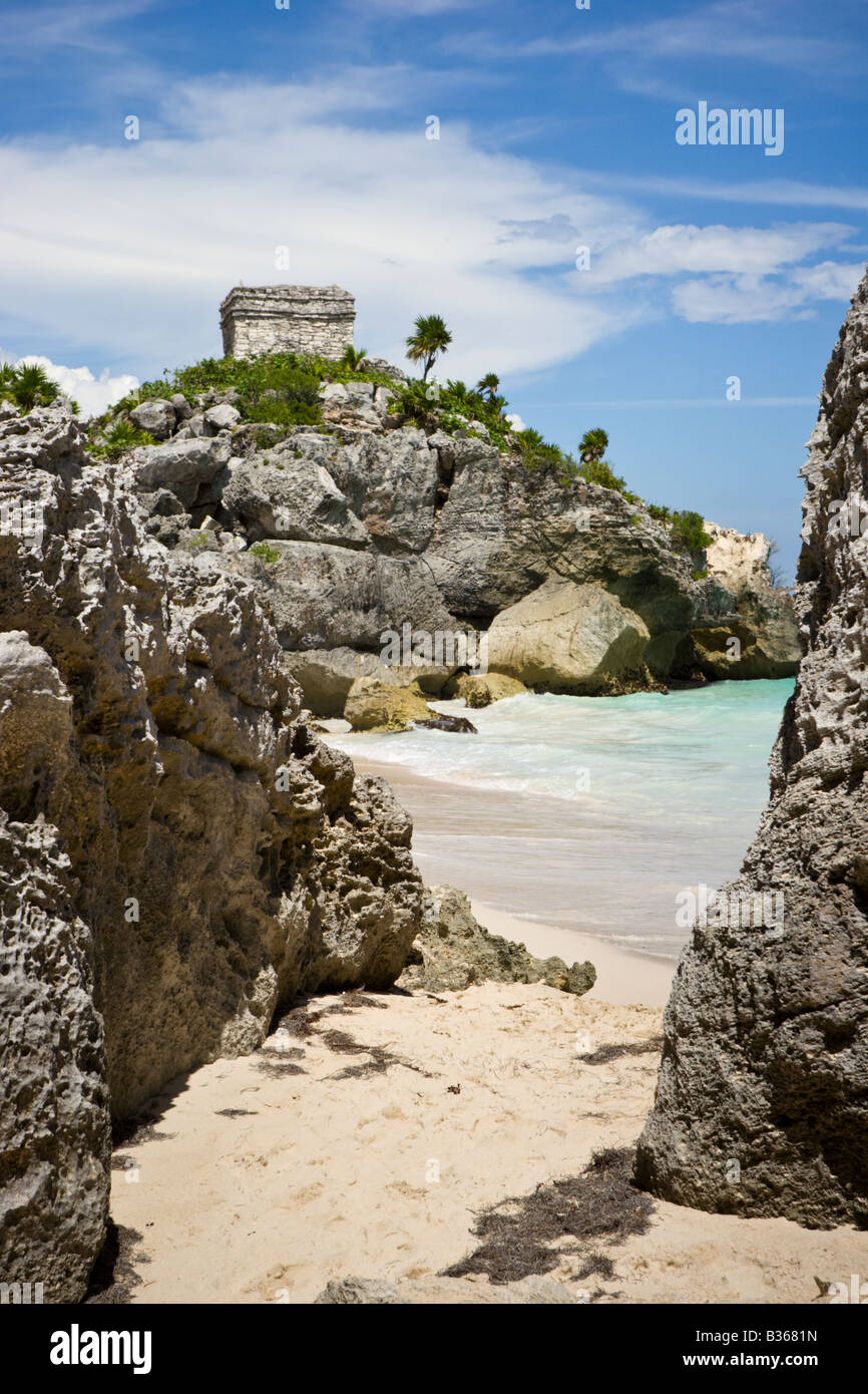 El Castillo (das Schloss) und felsiger Strand in der Maya-Ruinen von Tulum in Quintana Roo, Mexiko. Stockfoto