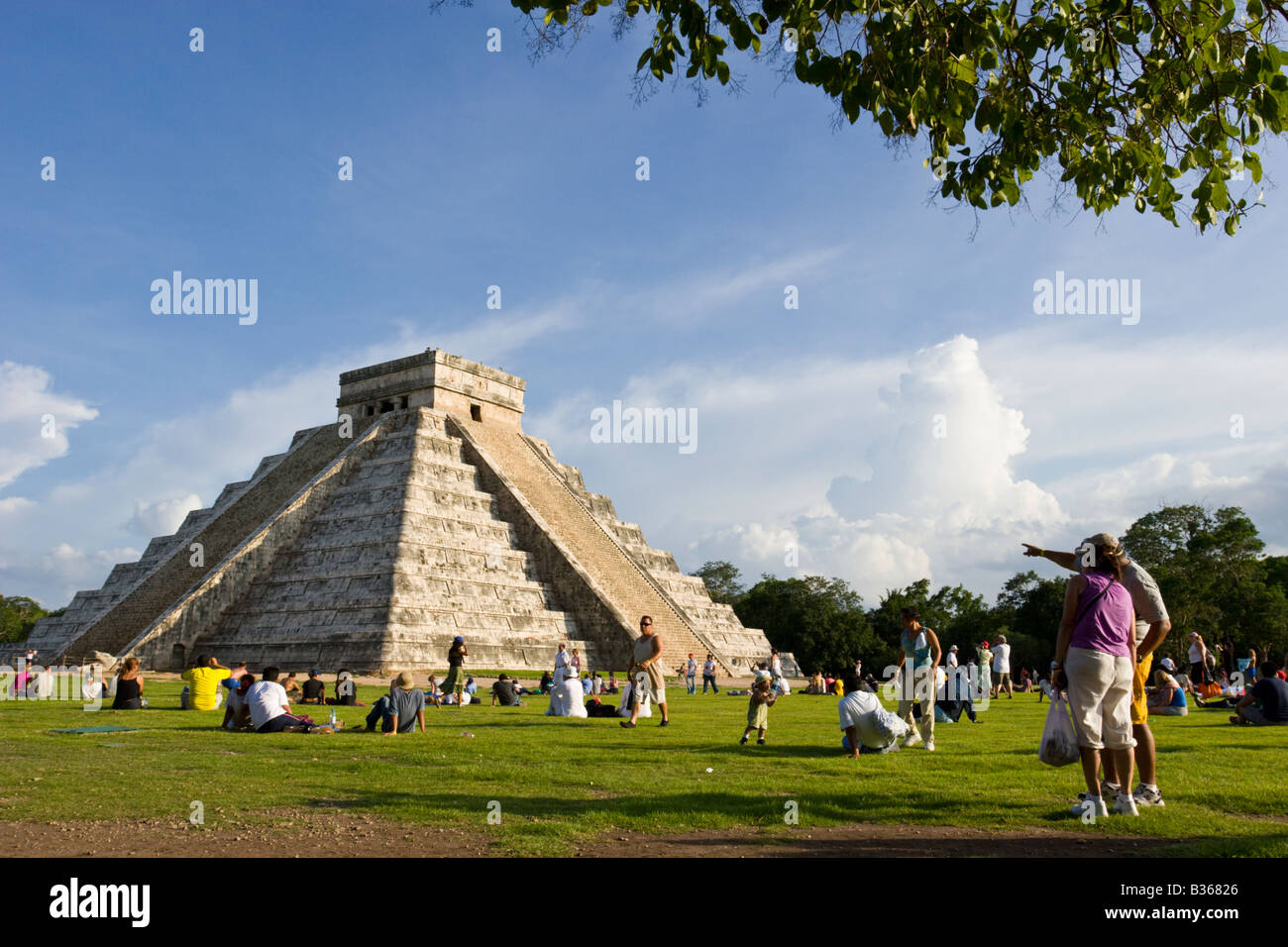 Touristen, die Anzeige El Castillo Pyramide des Kukulcan "The Castle" während der Herbstanfang in der Maya-Stätte von Chichen Itza, Mexiko. Stockfoto