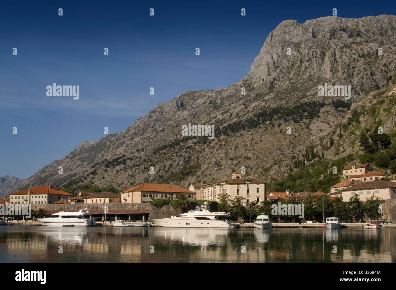 Ansicht von Kotor Stadt und Hafen in Kotor Bucht Kotor-Montenegro Stockfoto