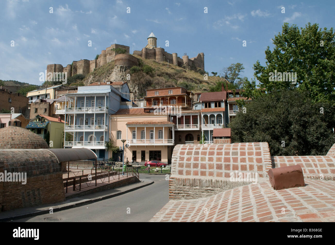 Abanotubani Schwefelbäder Halbin mit Narikala Festung in der alten Stadt von Tiflis (Tbilissi) die Hauptstadt der Republik Georgien Stockfoto