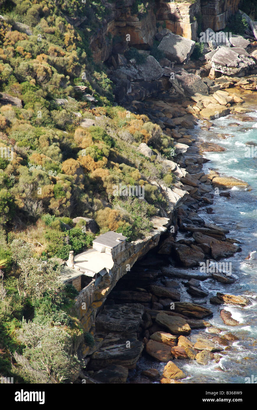 HAUS PREDIGTE AM RAND DER KLIPPE MIT BLICK AUF FELSEN/MEER Stockfoto