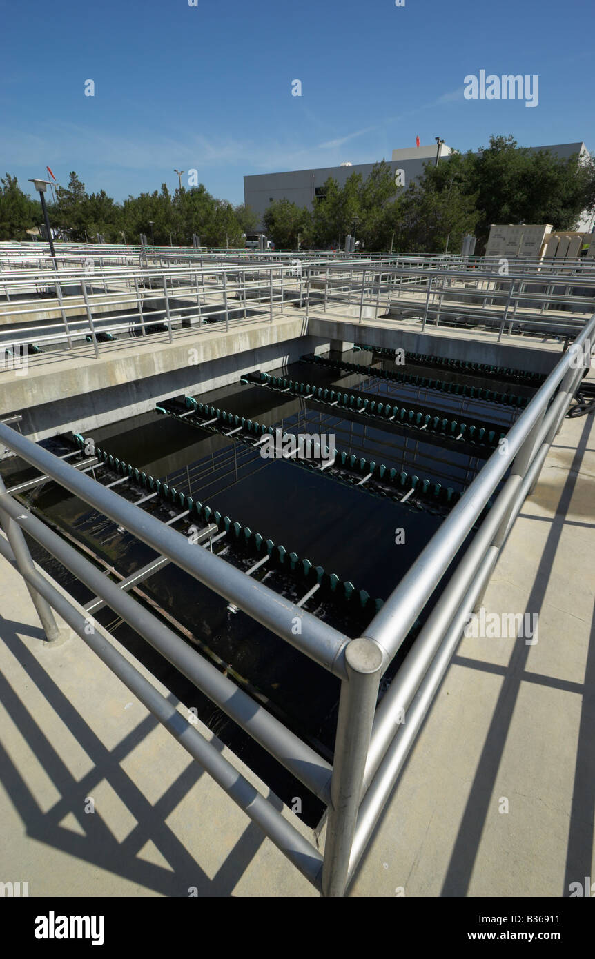 Sekundäre Klärung Panzer, Michelson Water Reclamation Plant, Irvine Ranch Water District, Irvine, Kalifornien, USA Stockfoto