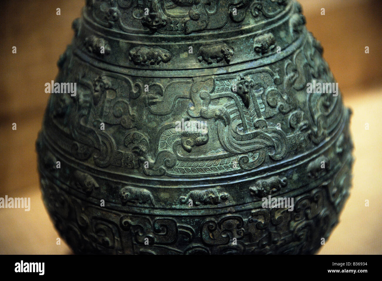 Details zu einem bronzenen Gefäß mit Vögel, Tiere und Drachen verziert. (770476 V. CHR.) Stockfoto