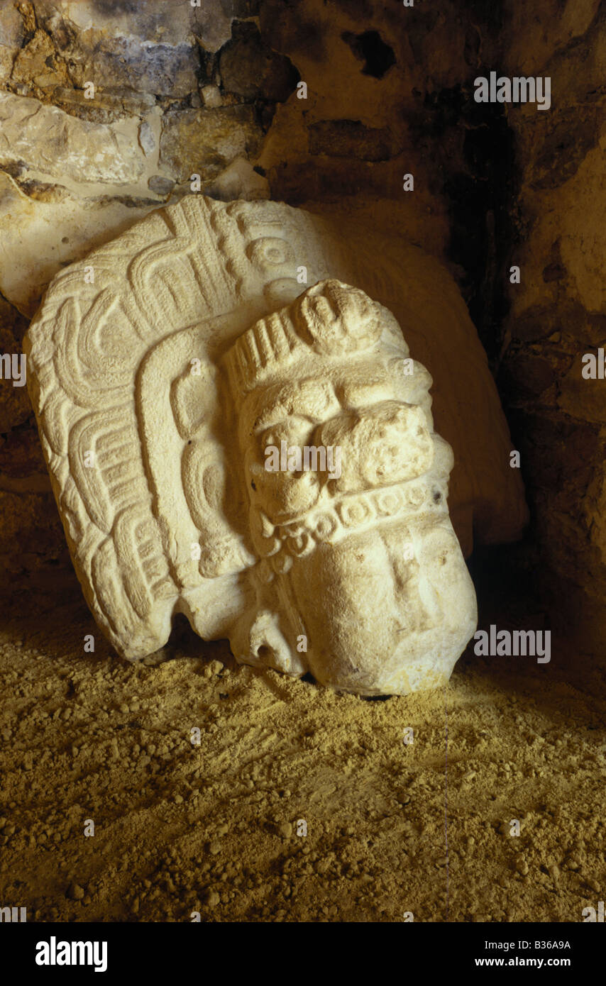 Körperlos Steinkopf des Maya-Königs Vogel Jaguar IV Struktur 33 in der klassischen Periode, die Maya-Ruinen von Yaxchilan in Chiapas, Mexiko. Stockfoto