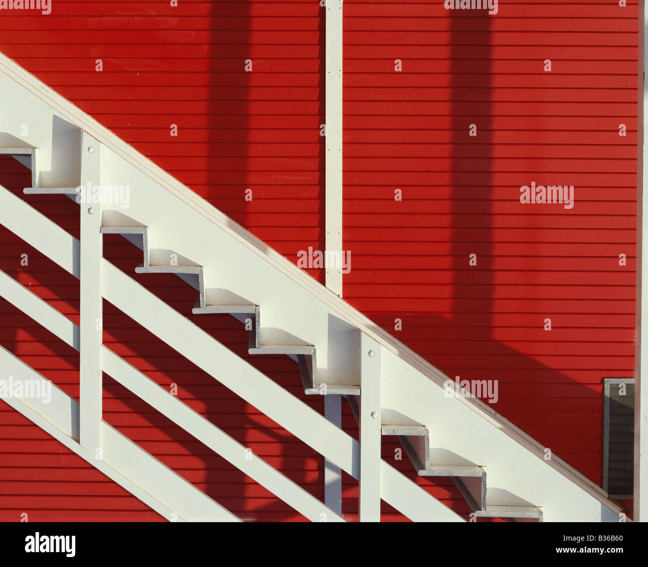 Rote Wand und weißen Treppen Stockfoto