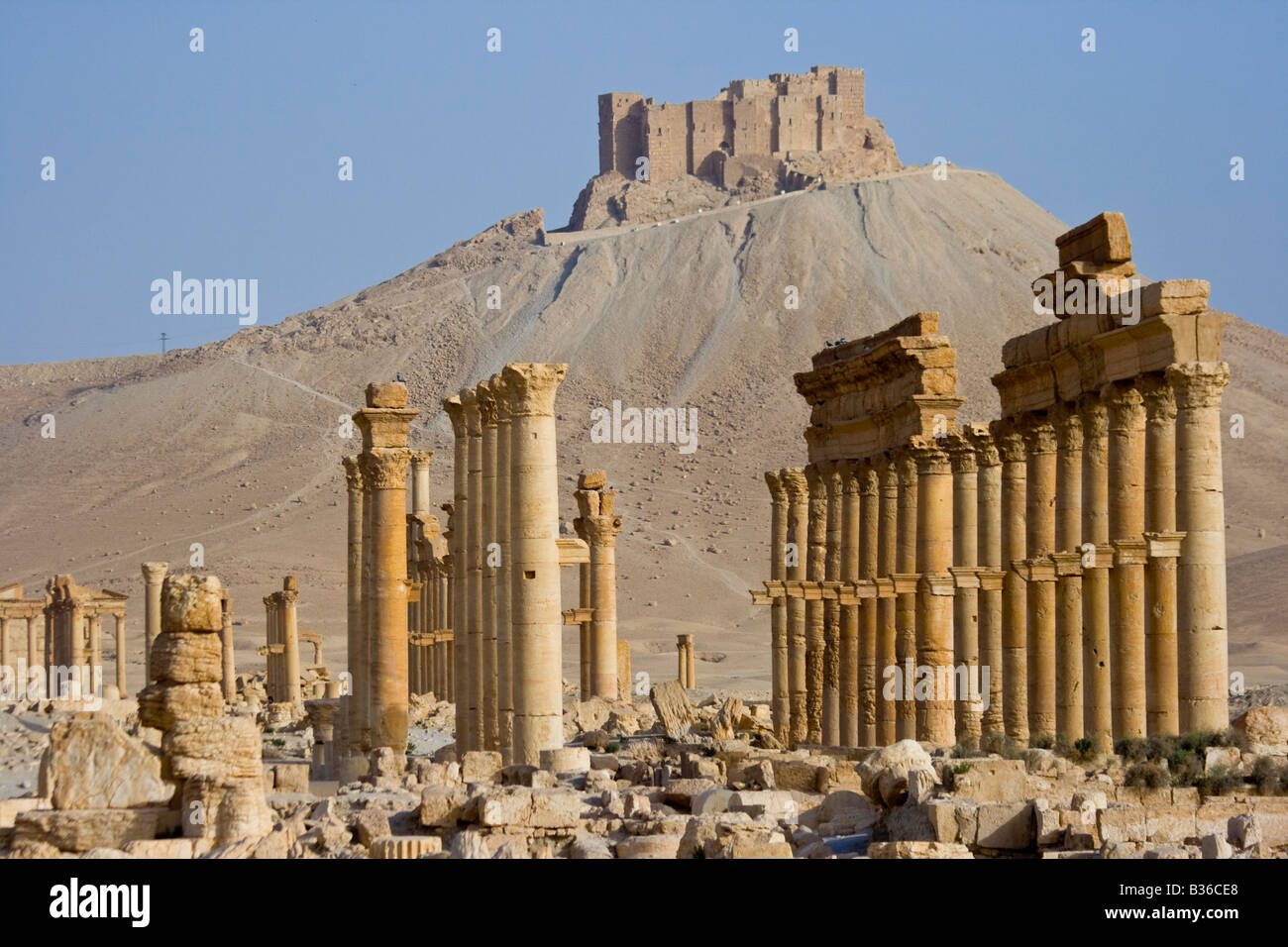 Alten Kolonnade und Arabische Burg Qalaat Ibn Maan an den römischen Ruinen von Palmyra in Syrien Stockfoto
