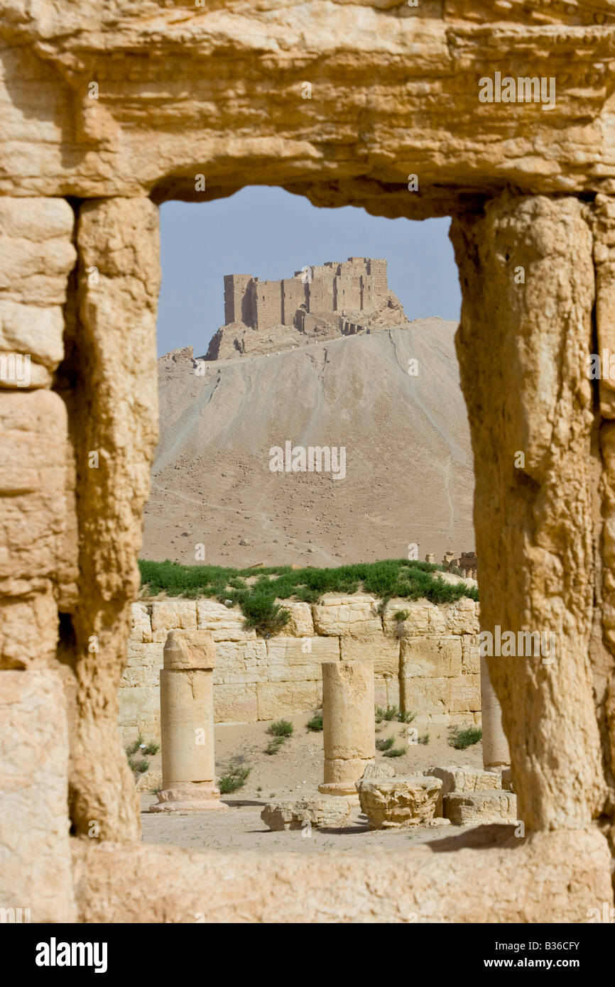 Arabische Burg Qalaat Ibn Maan durch die römischen Ruinen von Palmyra in Syrien Stockfoto