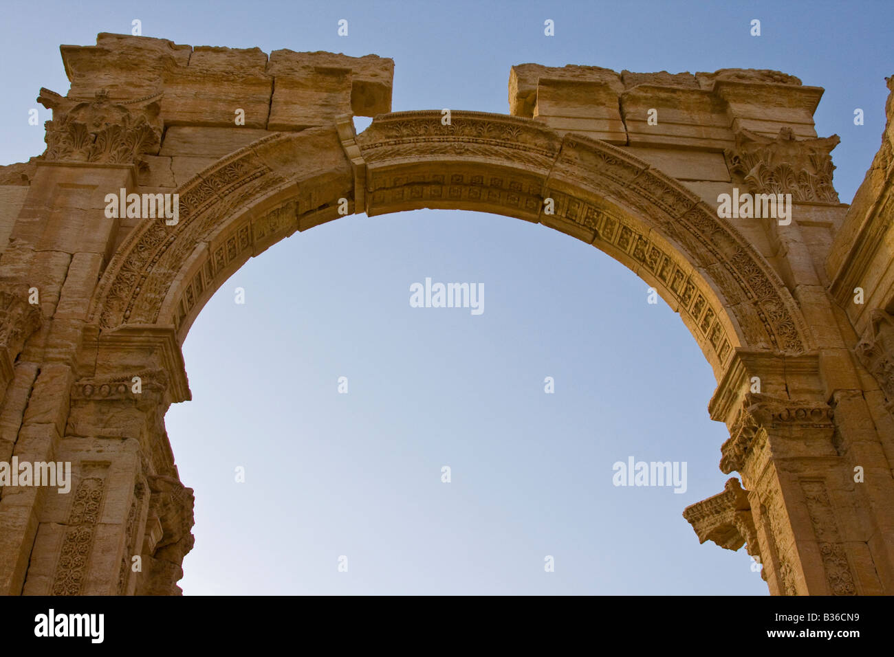 Monumentale Bogen in den römischen Ruinen von Palmyra in Syrien Stockfoto