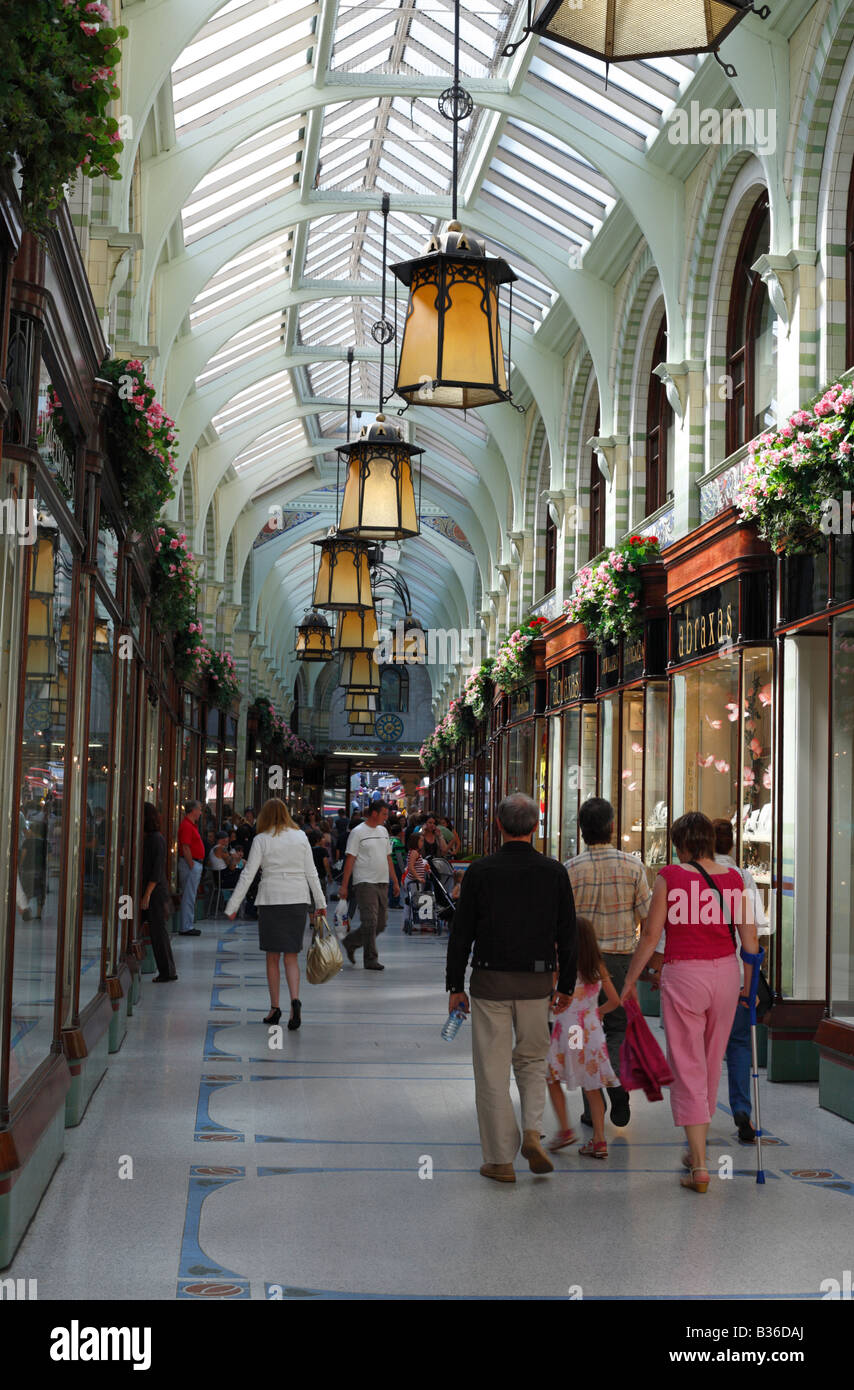Käufer zu Fuß durch Norwich Royal Arcade. Stockfoto