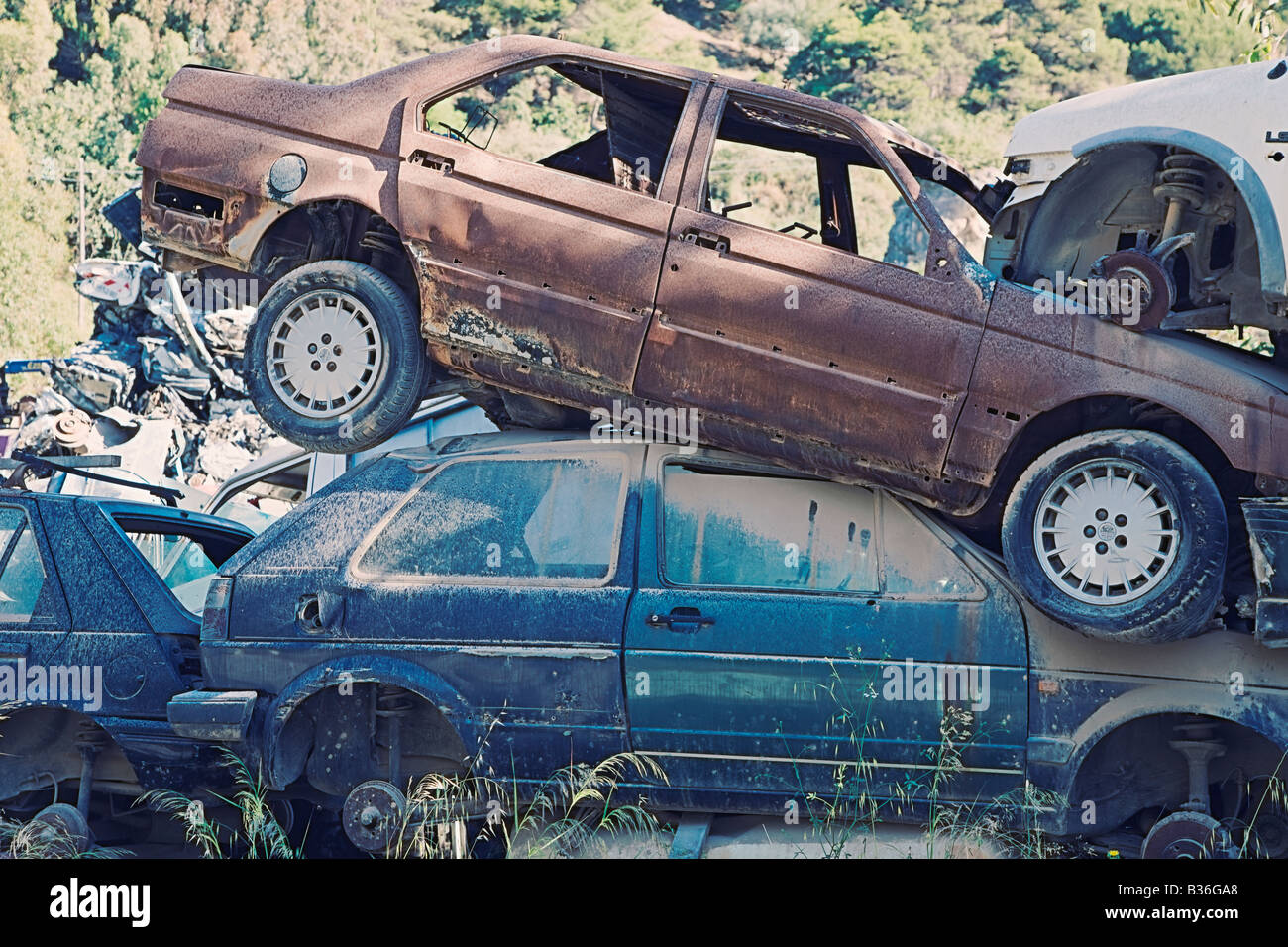 Alte Autos in städtische Müllkippe Zentrum für Abfallbehandlung Stockfoto