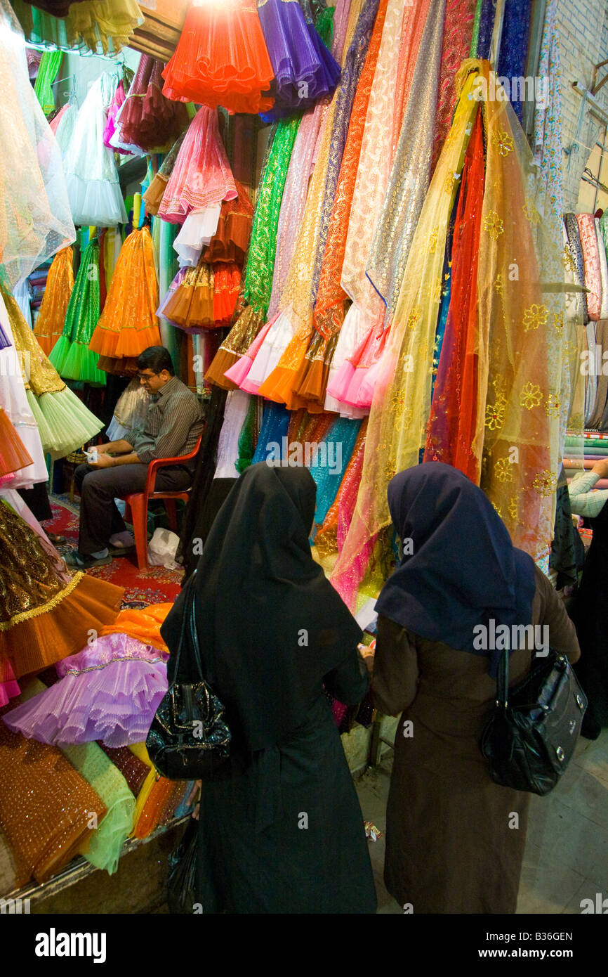Frauen Einkaufen für helle Stoffe im Basar e Vakil in Shiraz, Iran Stockfoto