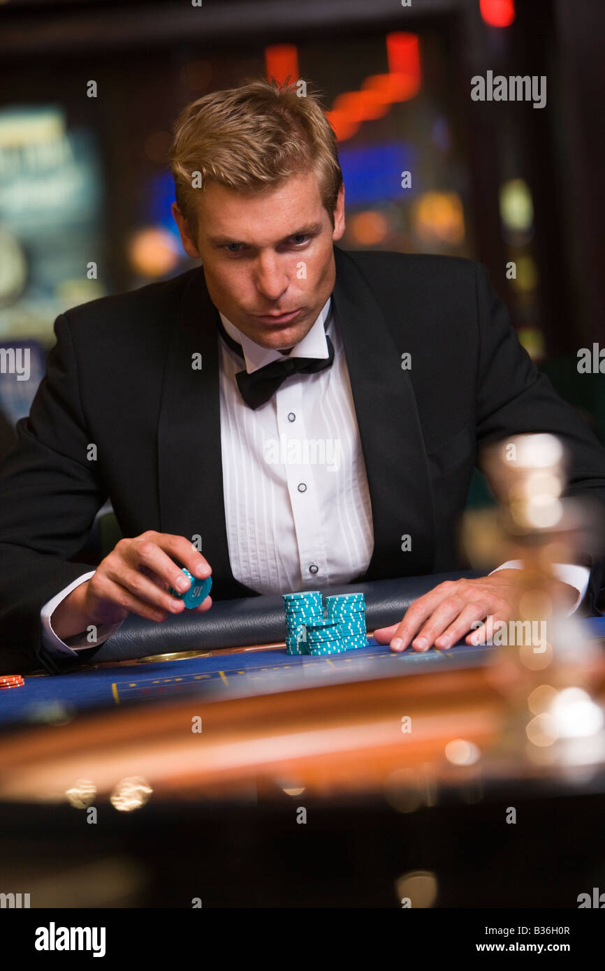 Mann im Casino spielen Roulette (Tiefenschärfe) Stockfoto