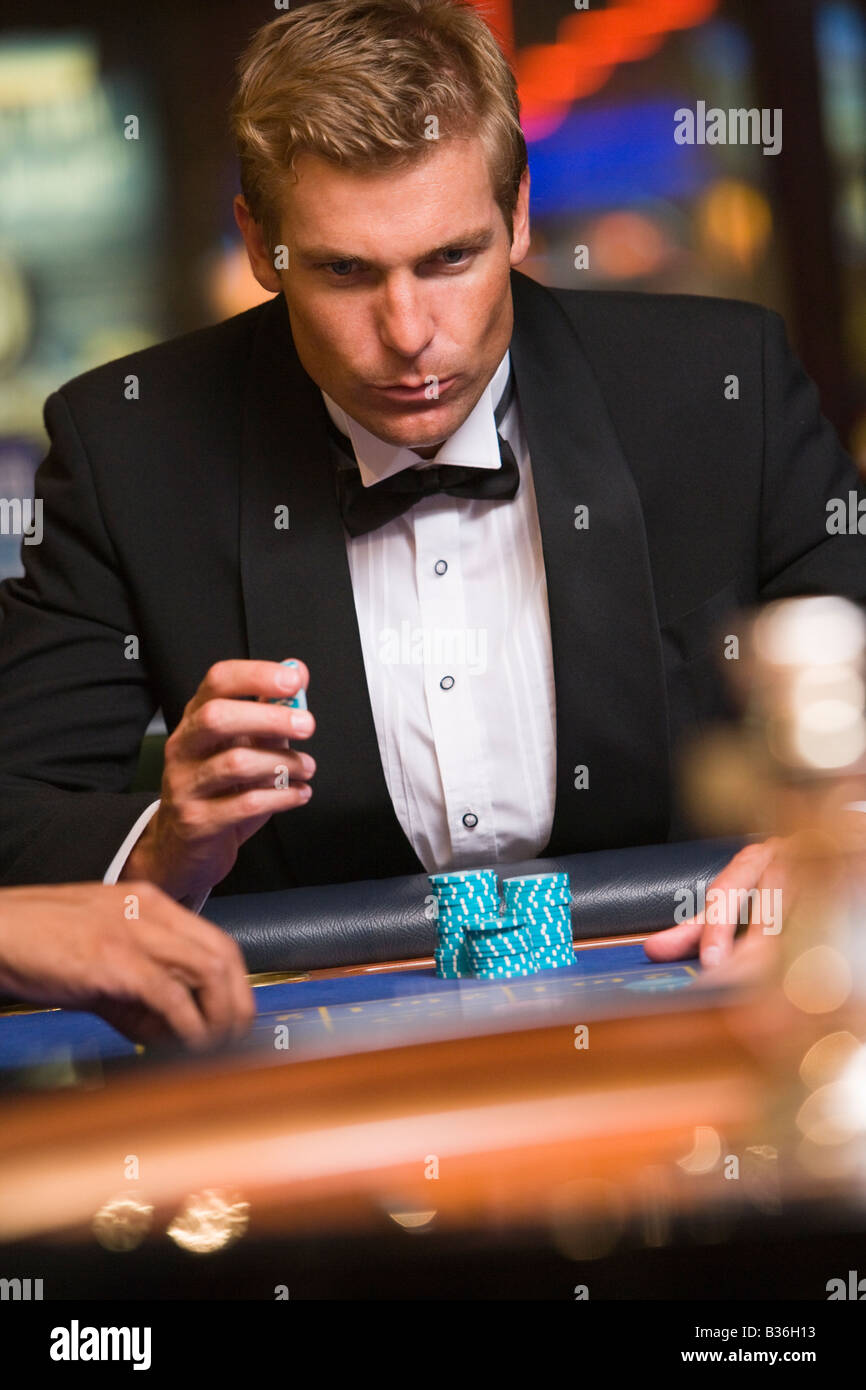 Mann im Casino spielen Roulette (Tiefenschärfe) Stockfoto