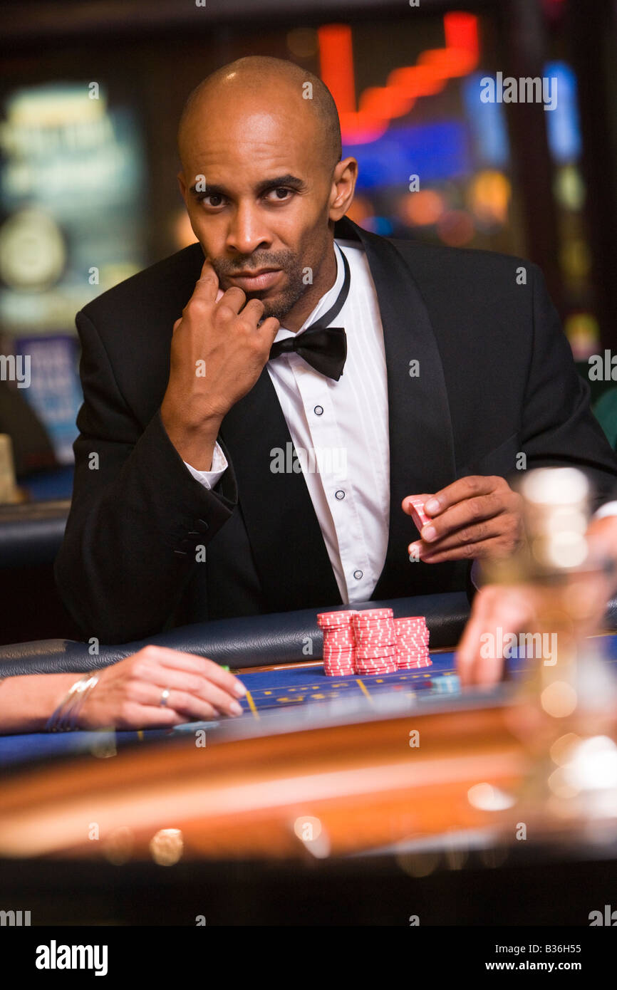 Mann im Casino spielen Roulette (Tiefenschärfe) Stockfoto
