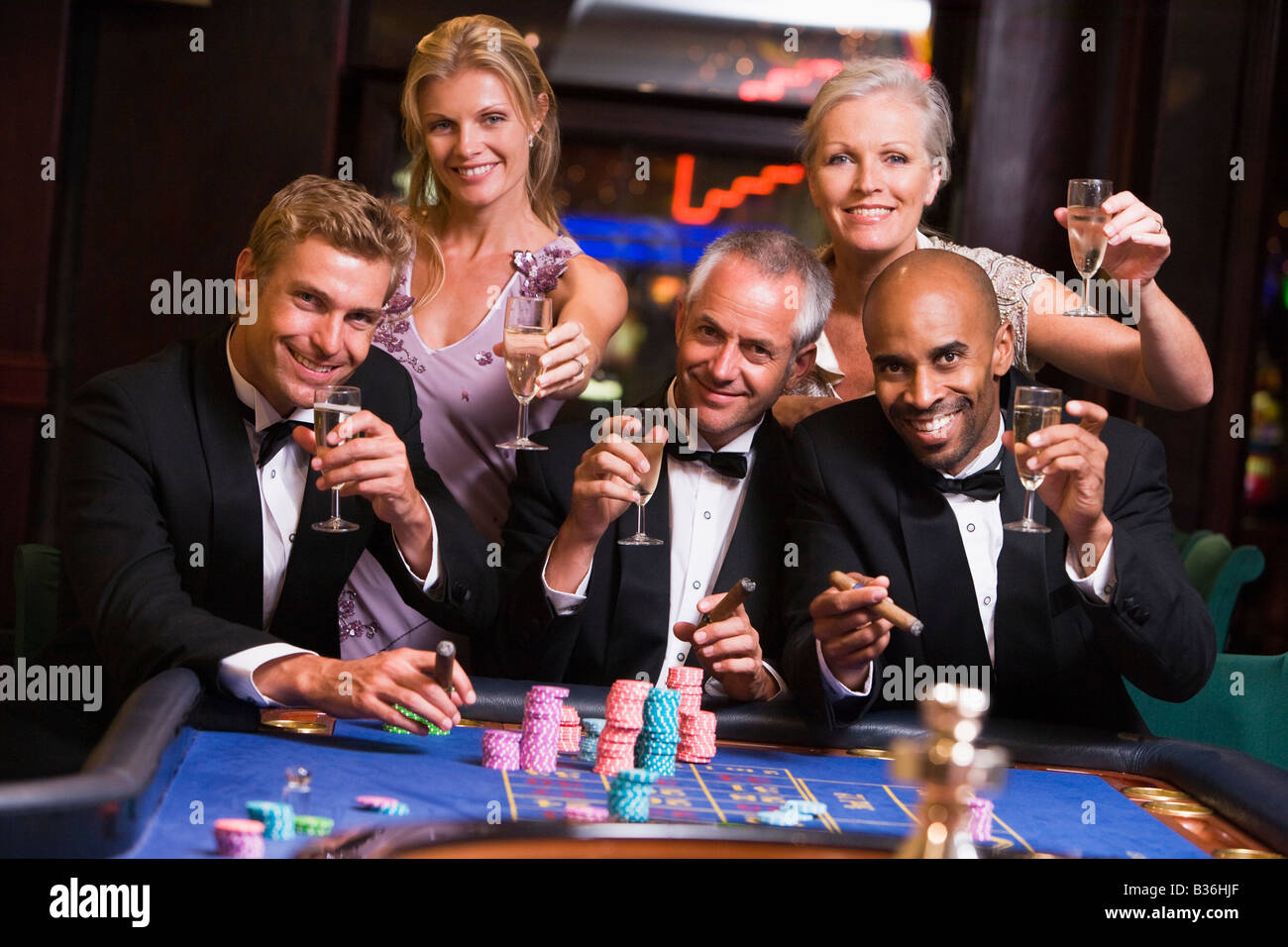 Fünf Personen im Casino Roulette spielen und Lächeln (Tiefenschärfe) Stockfoto