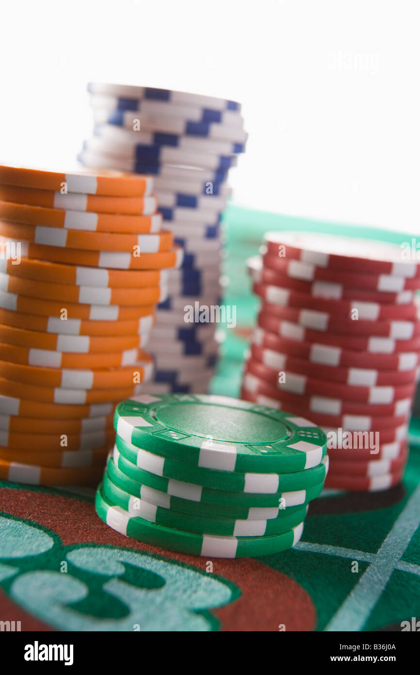 Chips auf einem Roulette-Tisch gestapelt (Nahaufnahme / Schärfentiefe) Stockfoto