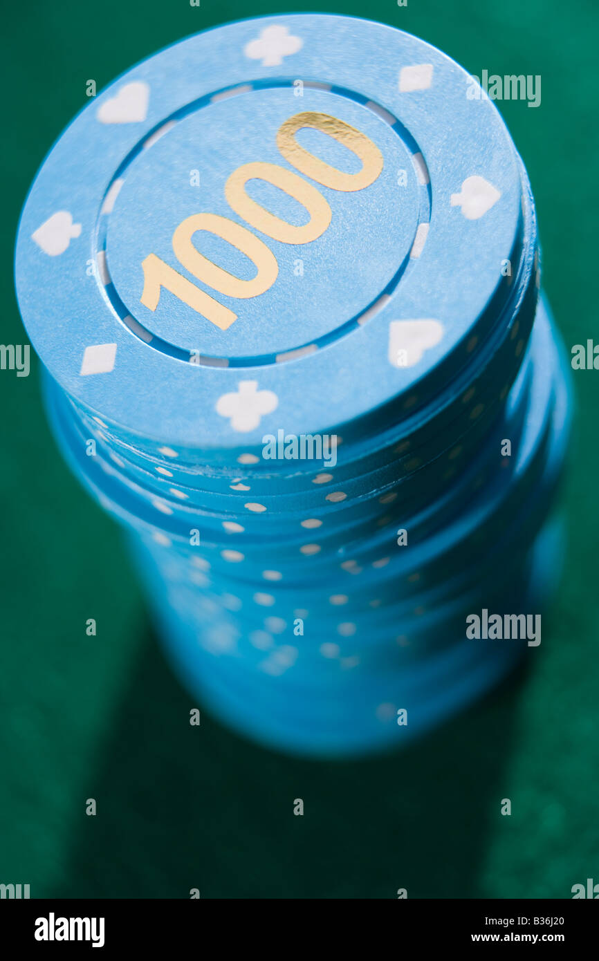 Poker-Chips auf ein Poker-Tisch gestapelt (Nahaufnahme / Schärfentiefe) Stockfoto
