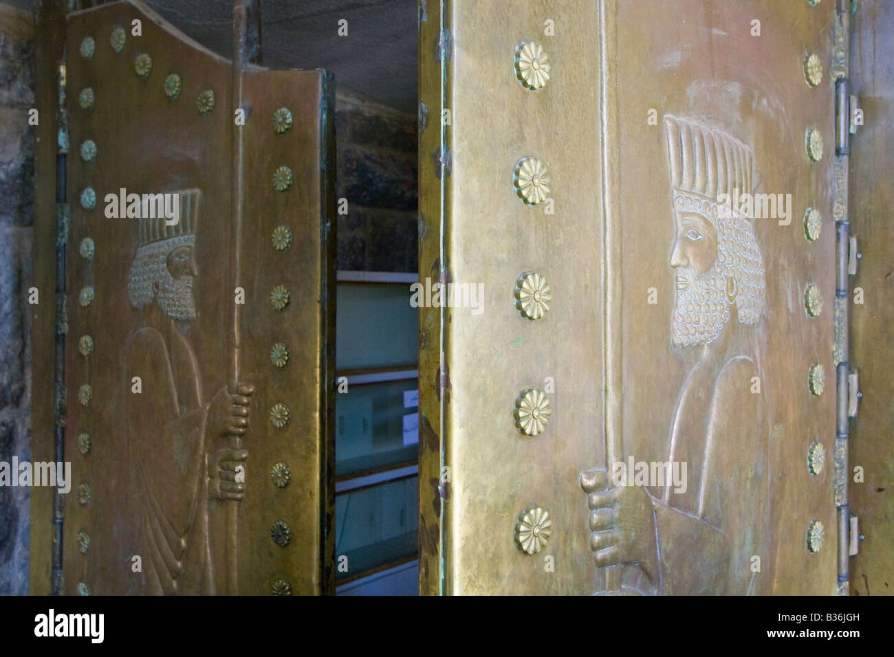 Bronzetür am Chak Chak Zoroastrian Wallfahrtsort im Iran Stockfoto