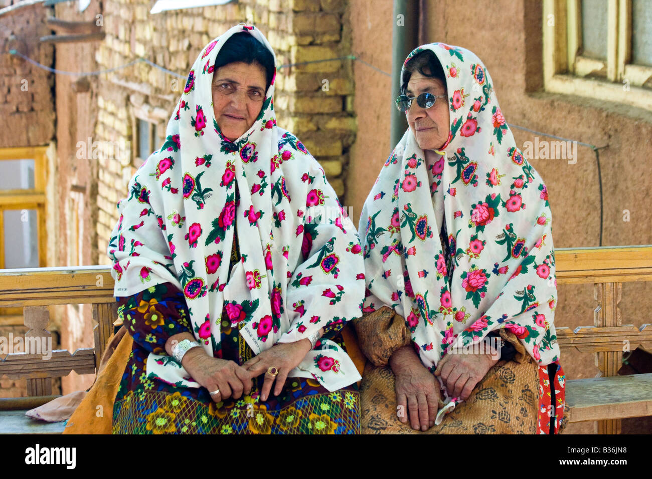 Traditionell gekleidete lokale Frau im Iran Abiyaneh Stockfoto