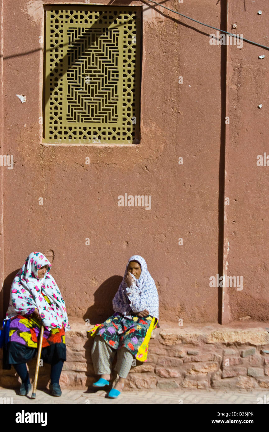 Traditionell gekleidete lokale Frau im Iran Abiyaneh Stockfoto