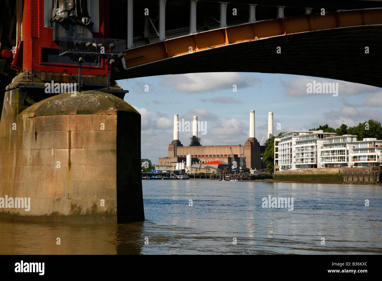 Blick entlang der Themse, Battersea Power Station gesehen unter einen der Bögen der Vauxhall Bridge, London Stockfoto