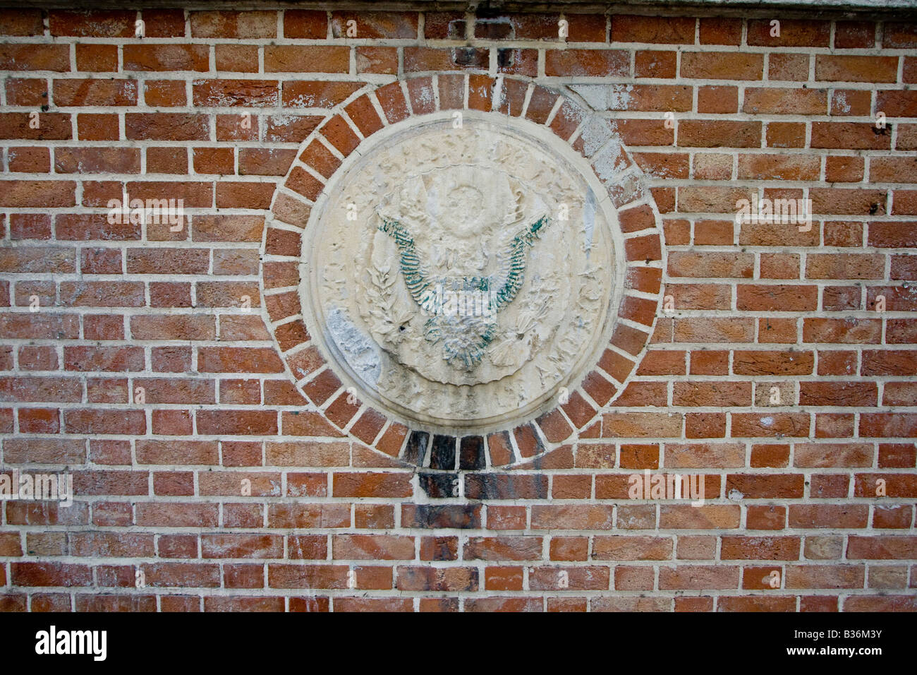 Verunstaltete amerikanische Dichtung an der Wand der ehemaligen amerikanischen Botschaft in Teheran-Iran Stockfoto