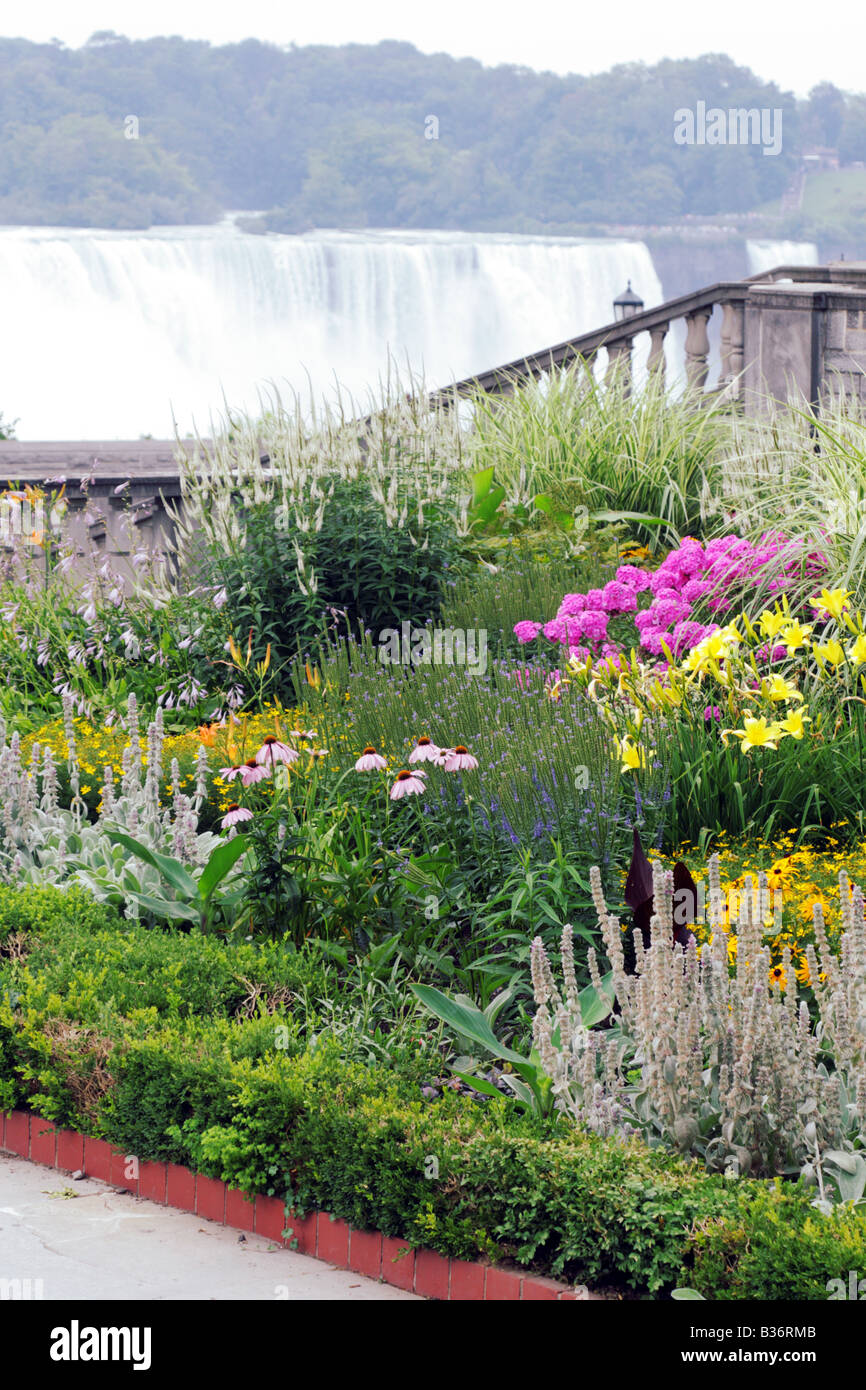 Gärten und Terrassen auf kanadischer Seite mit Blick auf die amerikanischen Wasserfälle von Niagara Falls in Niagara Stadt Ontario Kanada Stockfoto