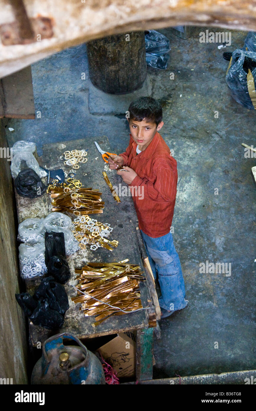 Syrischer junge machen Schuhe in einem Shop unter the Old City in Aleppo Syrien Stockfoto