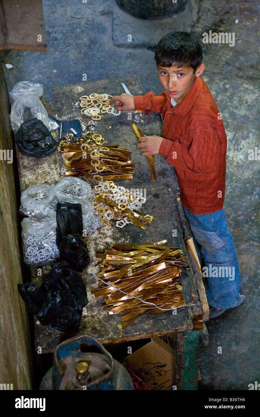 Syrischer junge machen Schuhe in einem Shop unter the Old City in Aleppo Syrien Stockfoto