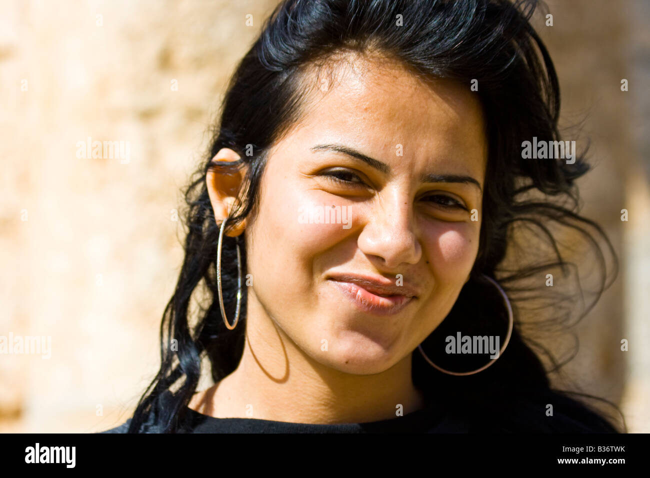Porträt einer schönen jungen kurdischen syrische Frau am Qalaat Samaan in Syrien Stockfoto