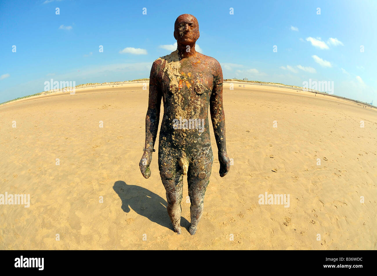 Anthony Gormley Skulptur einen anderen Ort Crosby Strand Liverpool uk England Kunst Eisen Mann männliche Figur Sommer blauer Himmel Tag Weitwinkel Stockfoto