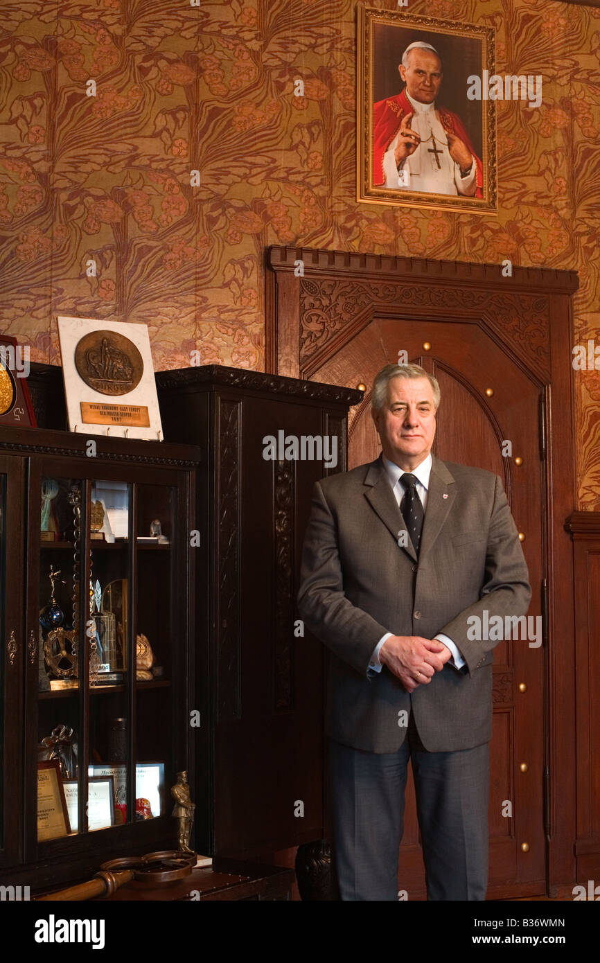 Maciej Tadeusz Kobyliński, 68, Bürgermeister von der nördlichen polnischen Stadt Słupsk stellt in seinem Büro. Stockfoto