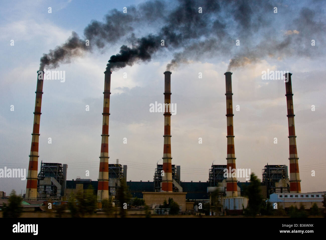 Kraftwerk-Schornsteine Freigabe schwarzen Rauch in Aleppo Syrien Stockfoto
