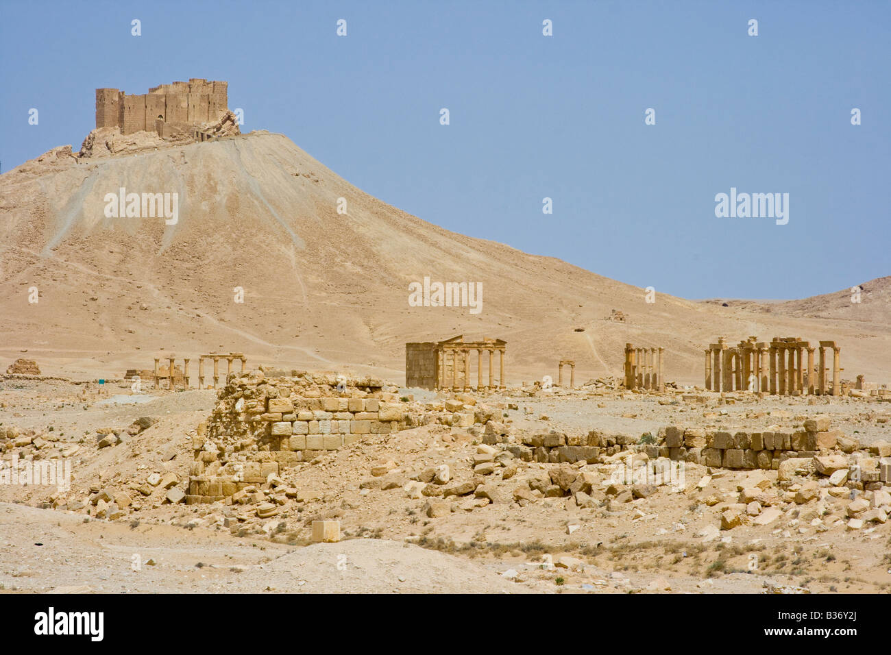 Roman Columnade und arabischen Burg Qalaat Ibn Maan in Syrien Palmyra Stockfoto