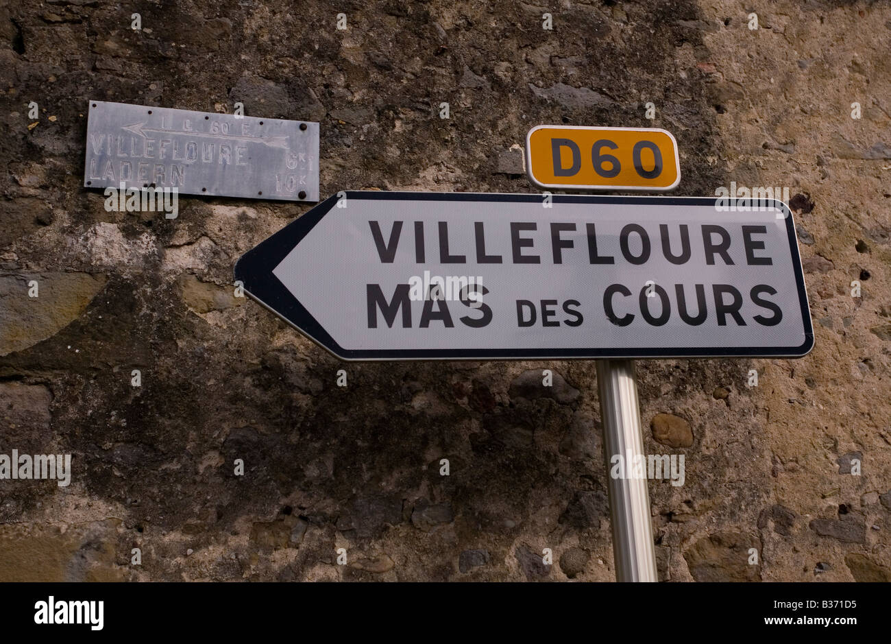 Französische Verkehrszeichen D60 bis Villefoure Südwesten Frankreich alt unterzeichnen Aboce an der Wand befestigt Stockfoto