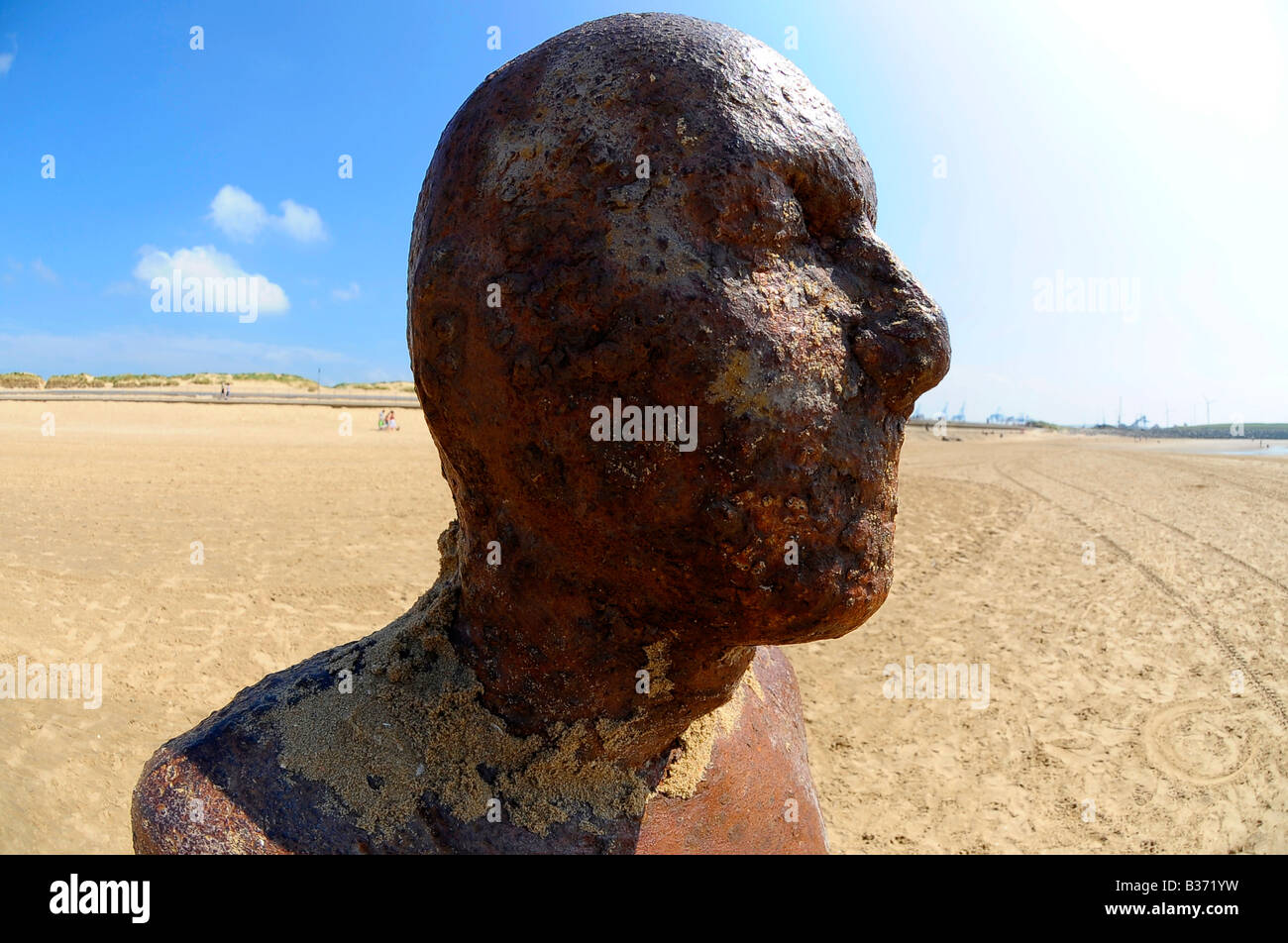 Profil Gesicht Kopf ein weiterer Ort Eisen Mann Anthony Gormley Crosby Strand Liverpool Reisen Tourismus Kunst Skulptur Sommer am Meer Stockfoto