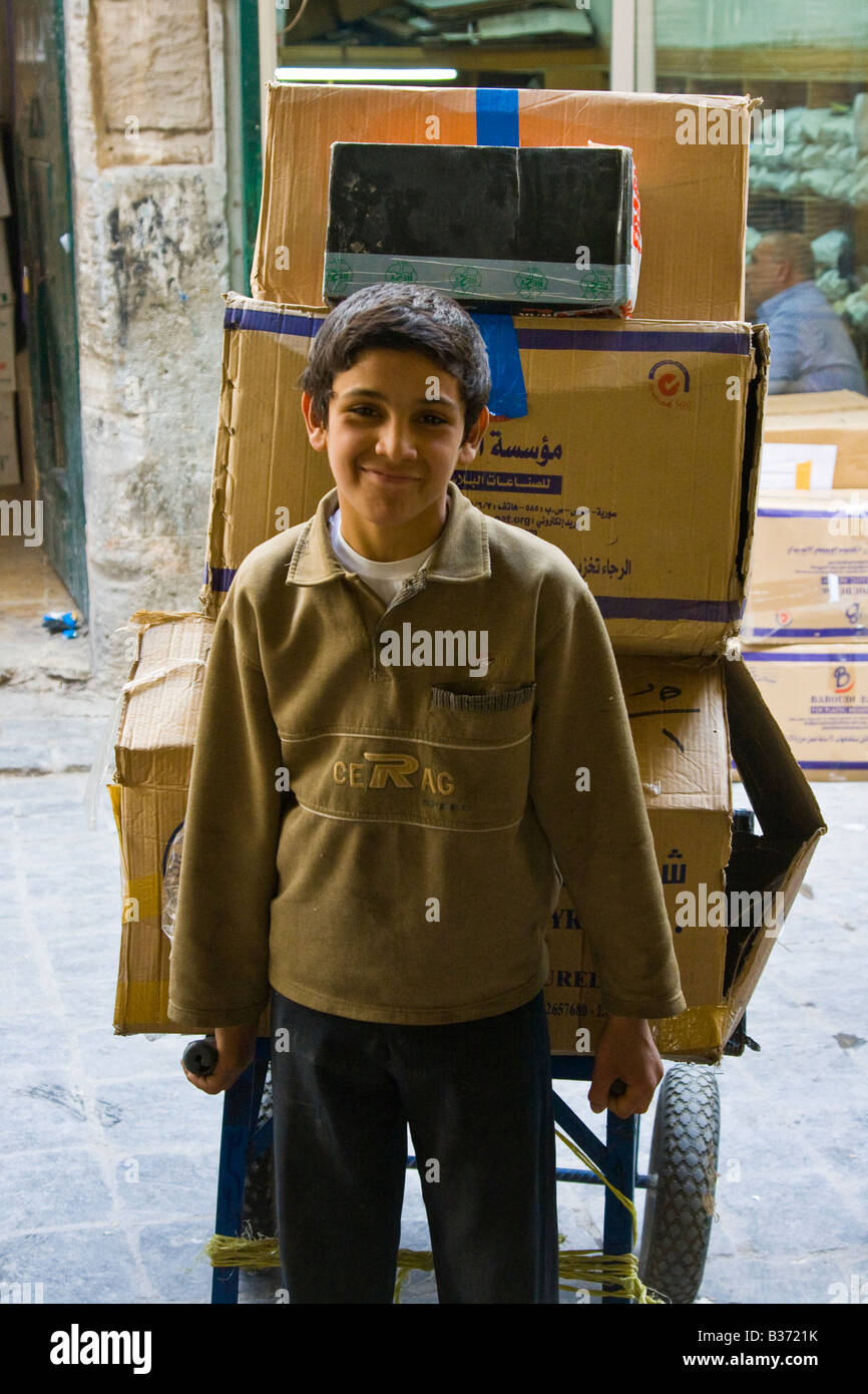 Syrischer junge arbeitet in den Souk ziehen einen Karren in Aleppo Syrien Stockfoto