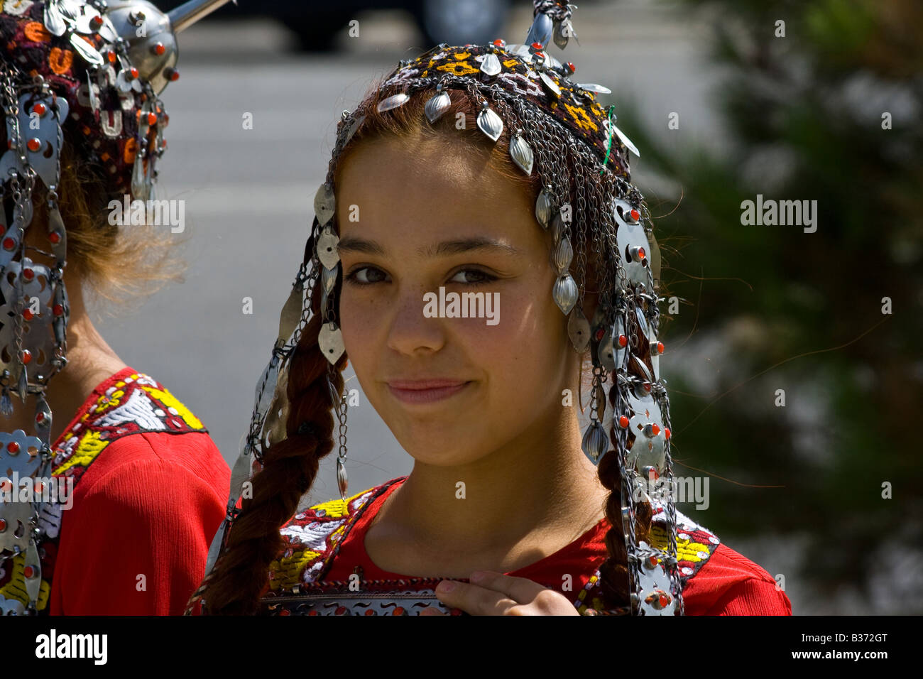 Junge turkmenische Frauen auf ihrem Weg zu einem traditionellen Auftritt in Maria Turkmenistan Stockfoto