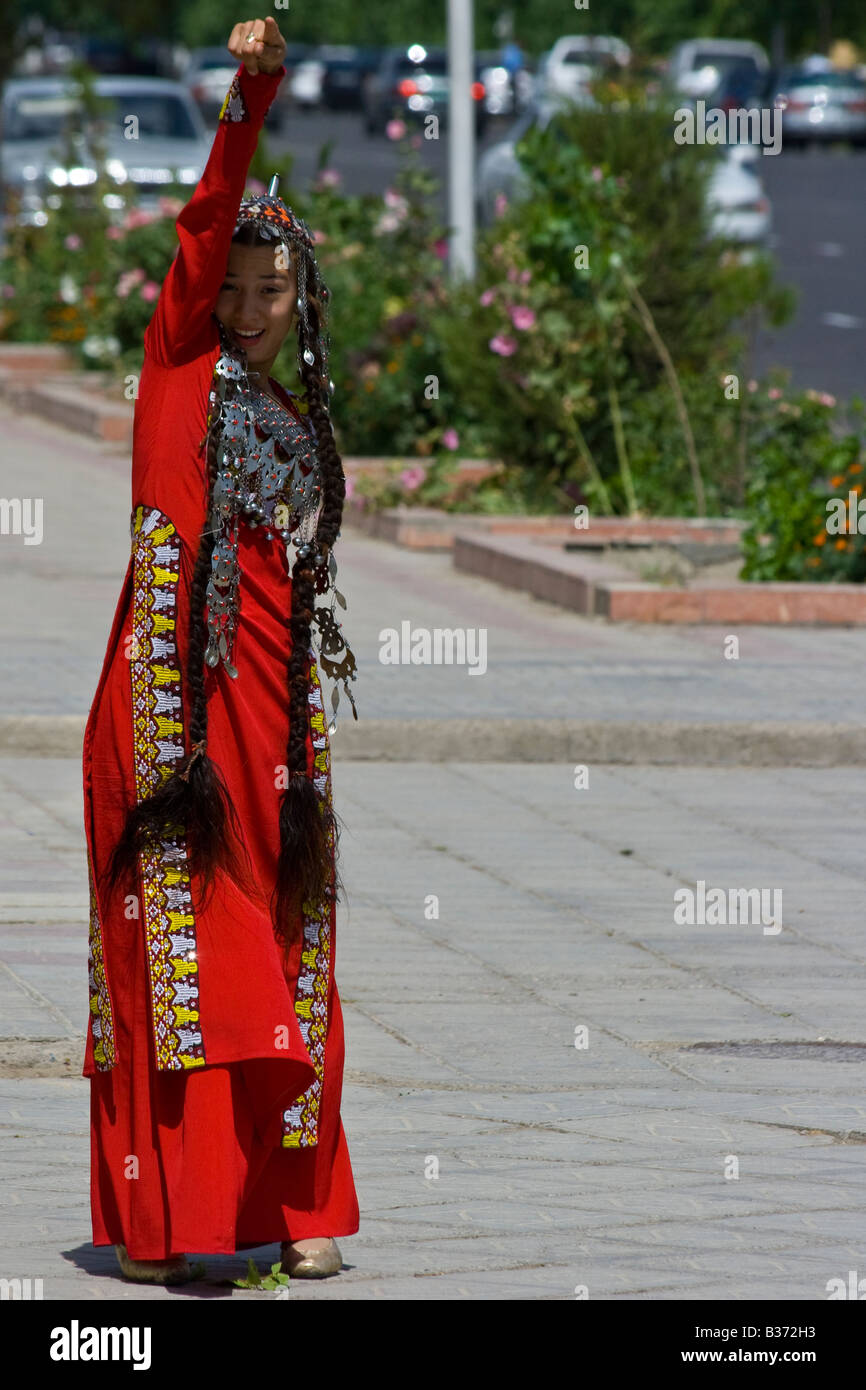 Junge turkmenische Frau auf dem Weg zu einem traditionellen Auftritt in Maria Turkmenistan Stockfoto