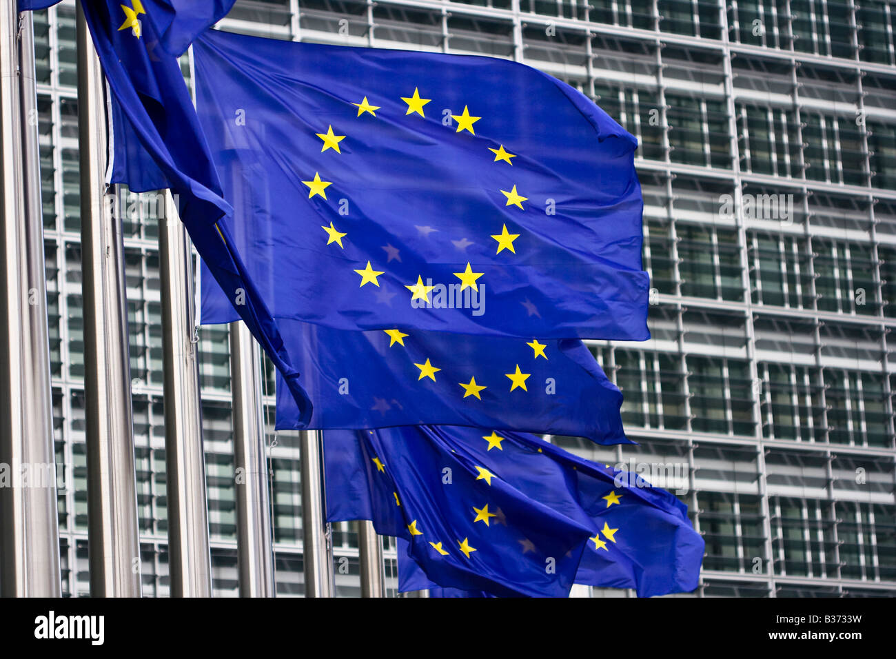 Europäische Fahnen vor dem Berlaymont-Gebäude in Brüssel, Belgien. Stockfoto