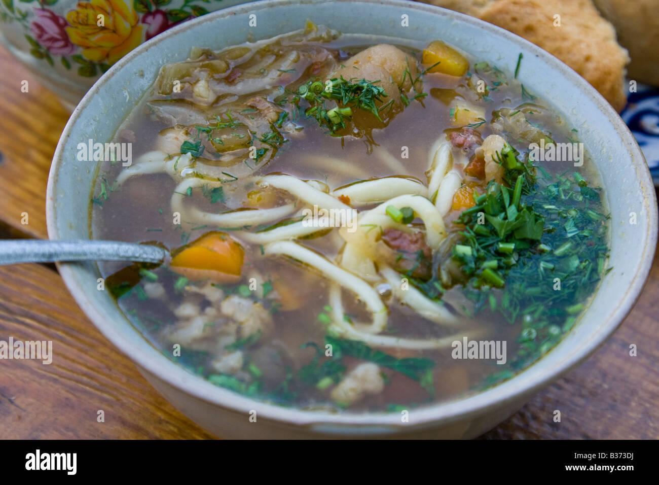 Laghman oder Nudeln und Suppe in einer Chaikhana in Samarkand, Usbekistan Stockfoto