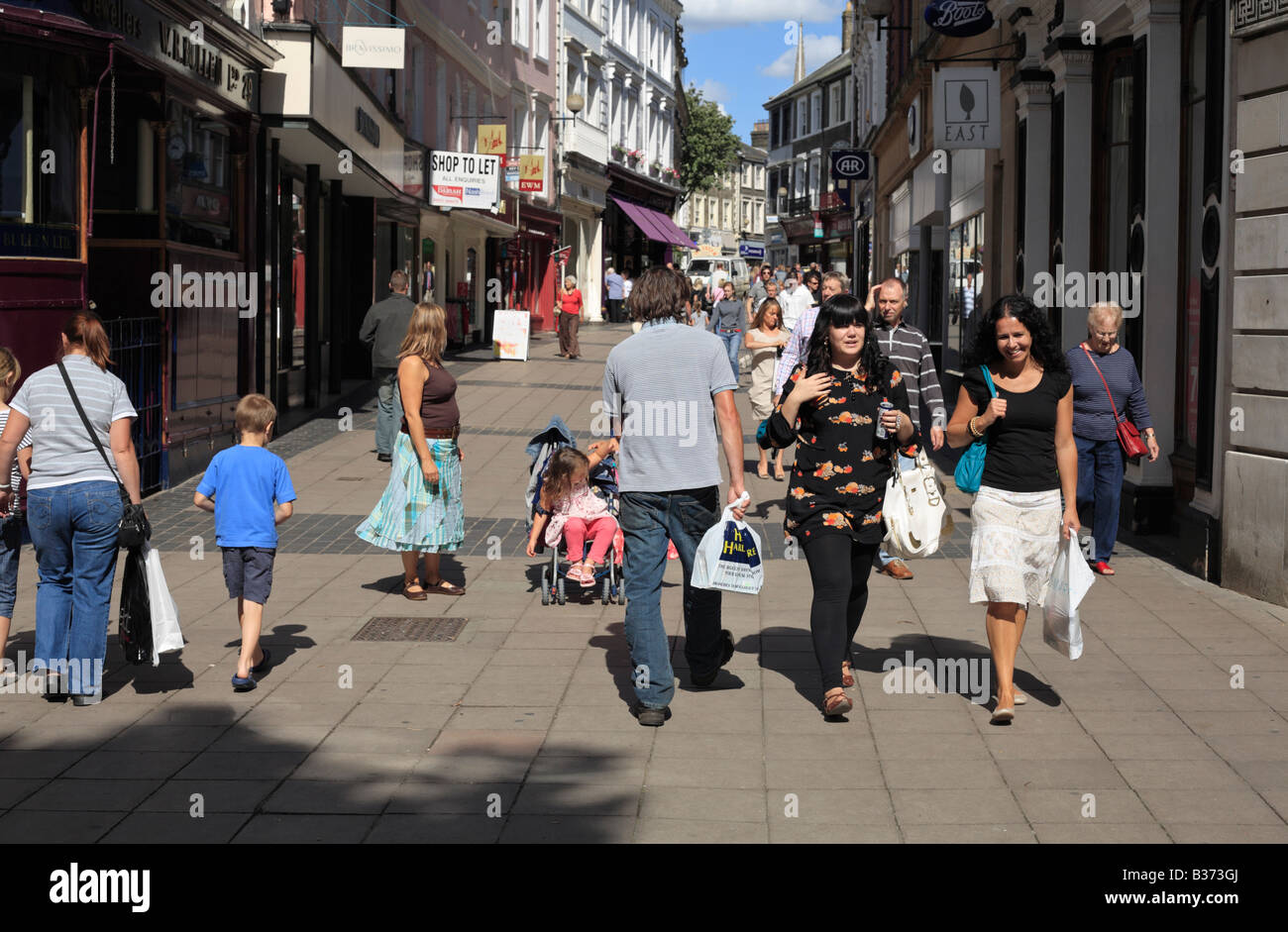 Käufer zu Fuß auf Norwich ist London Street Fußgängerzone, an einem Sommertag. Stockfoto